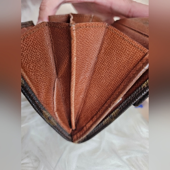 Louis Vuitton Vintage Compact Wallet. - Picture 8 of 16